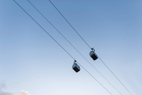 Kabiny pro pozemní lanové lanovky na pozadí modrá obloha - Fotografie, Obrázek