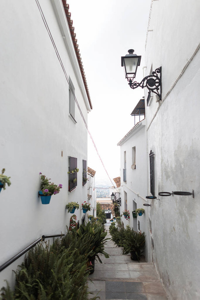 enge mijas Straße mit schönen Blumen in einem Topf an der Fassade. charmantes weißes Dorf in Andalusien. costa del sol. Südspanien - Foto, Bild