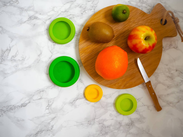 Sıfır atık yaşam tarzı kesilmiş meyve ve artıkları için yeniden kullanılabilir silikon gıda sarar seti - Fotoğraf, Görsel