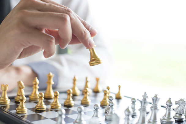 若いビジネスマンがチェスをプレイしている、ビジネス戦略は - 写真・画像
