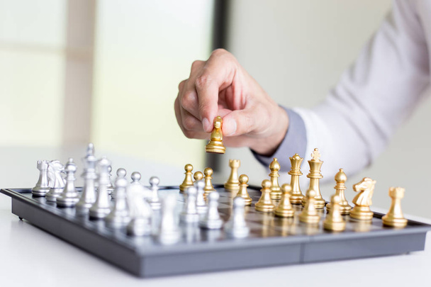 Um jovem homem de negócios está jogando xadrez, estratégia de negócios para ser s
 - Foto, Imagem