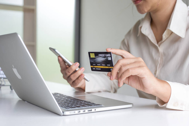 Koop producten online, zakenmensen brengen creditcards t - Foto, afbeelding
