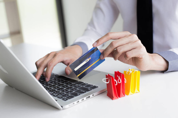 Nakupovat produkty online, obchodní lidé přinášejí kreditní karty t - Fotografie, Obrázek