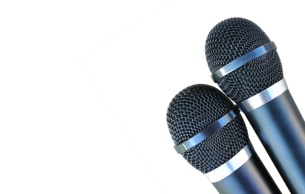 dva mikrofony pro karaoke-černé, bezdrátové, kovové. izolované na bílém pozadí. levý prostor pro text - Fotografie, Obrázek