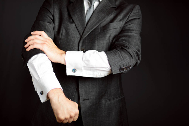 Businessman hand pressing an imaginary button on virtual screen - Foto, afbeelding