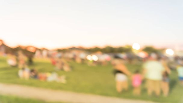 Rozmazané pozadí rozmanitých multikulturních lidí při letních událostech na travním trávníku poblíž Dallasu - Fotografie, Obrázek