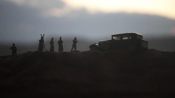 Πολεμική ιδέα. Στρατιωτικές σιλουέτες αγωνίζονται σκηνή στον πόλεμο ομίχλη ουρανό φόντο, παγκόσμιος πόλεμος Γερμανικά άρματα φιγούρες κάτω από συννεφιασμένο ορίζοντα τη νύχτα. Σκηνή επίθεσης. Τεθωρακισμένα οχήματα και πεζικό. - Πλάνα, βίντεο