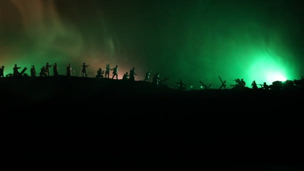 Válečný koncept. Vojenské siluety bojující s scénami na pozadí válečné mlhy, německé tanky na druhé světové válce, siluety pod mračnou Skyline v noci. Útočná scéna. Obrněné vozy a pěší. - Záběry, video