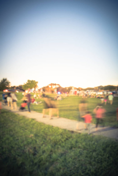 Fondo borroso diversas personas multiculturales en el evento de verano en el césped de césped parque cerca de Dallas
 - Foto, Imagen