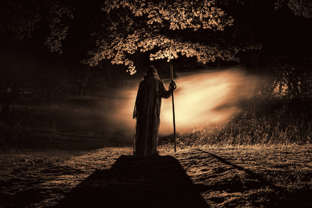Morte con falce nell'oscura foresta nebbiosa. donna orrore fantasma
 - Foto, immagini
