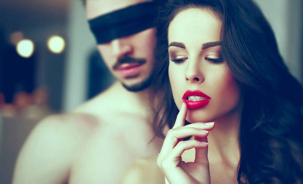 Sensual mujer juego previo con el hombre joven en los ojos vendados
 - Foto, imagen
