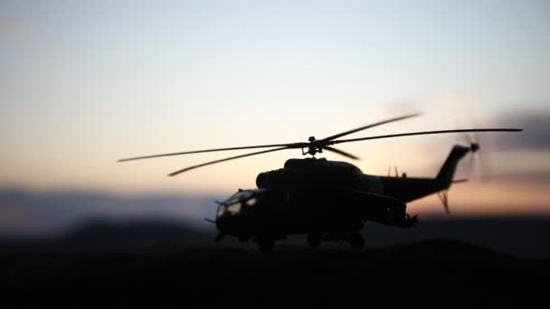 Σιλουέτα του Στρατιωτικό ελικόπτερο έτοιμο να πετάξει από την ζώνη σύγκρουσης. Διακοσμημένα νύχτα πλάνα με ελικόπτερο ξεκινώντας στην έρημο με ομίχλη τονισμένο με οπίσθιο φωτισμό. Επιλεκτική εστίαση. - Πλάνα, βίντεο