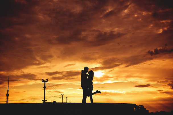 ζευγάρι Love αγκαλιές πάθος έξω από το ηλιοβασίλεμα φιλί - Φωτογραφία, εικόνα