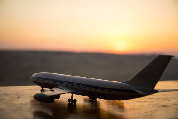 Décoration d'art. Avion passager blanc prêt à décoller de la piste de l'aéroport. Silhouette de l'avion pendant l'heure du coucher du soleil
. - Photo, image