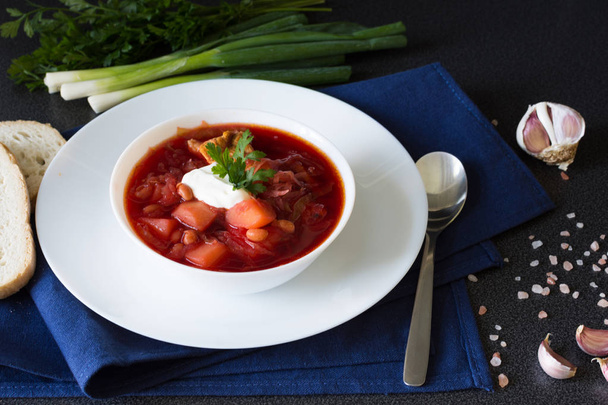 Cékla leves. Hagyományos ukrán és orosz konyha, répa-és paradicsomos leves. - Fotó, kép