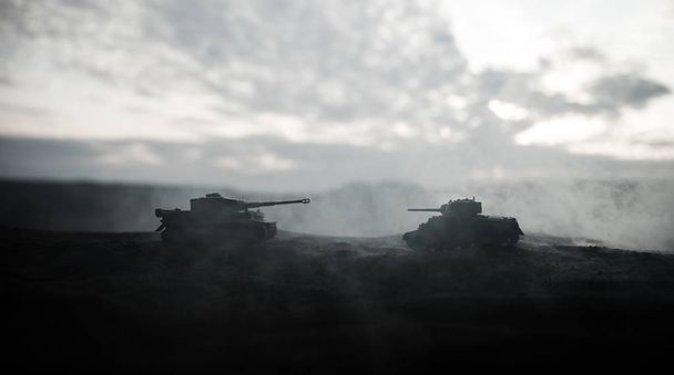 Concepto de guerra. Siluetas militares que luchan escena en el fondo del cielo niebla de guerra, Guerra Mundial tanques alemanes siluetas debajo del horizonte nublado Por la noche. Escena de ataque
. - Foto, Imagen