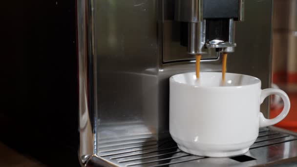καφέ που χύνεται σε φλιτζάνι από τη σύγχρονη καφετιέρα στο δωμάτιο - Πλάνα, βίντεο