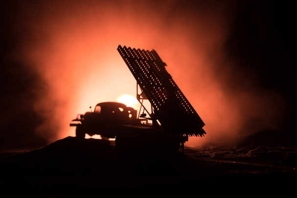 Rakéta dob a tűzfelhők. Battle jelenet rakéta rakéták Warhead célzó komor Sky éjjel. Szovjet rakétavető a háború hátterében. - Fotó, kép