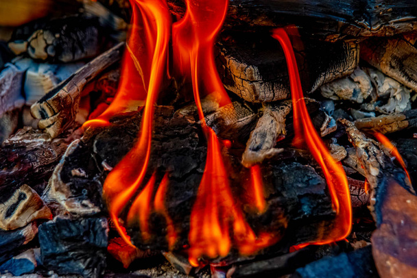 Kömür ızgara üzerinde kırmızı alevler - Fotoğraf, Görsel