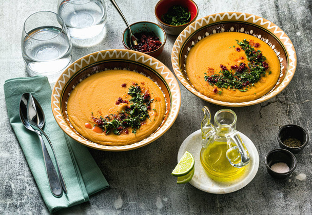 Turkish red lentil soup in national plates on a stone table. sho - Zdjęcie, obraz