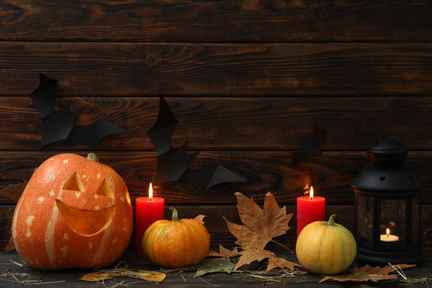 Halloween-Kürbisse und Kerzen auf dunklem Holzgrund, Kopie - Foto, Bild