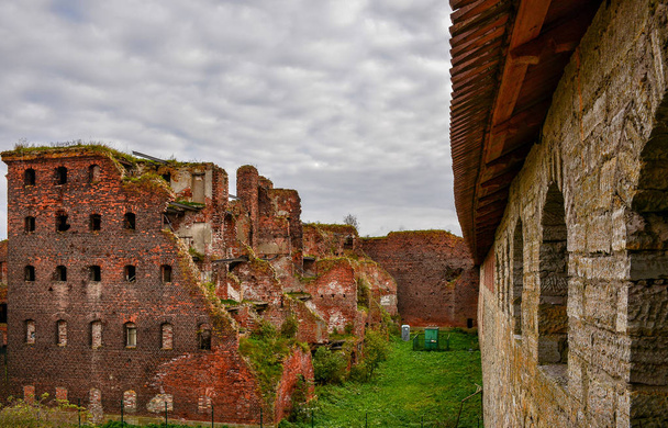 Edifícios preservados da antiga fortaleza na ilha de Nut
 - Foto, Imagem