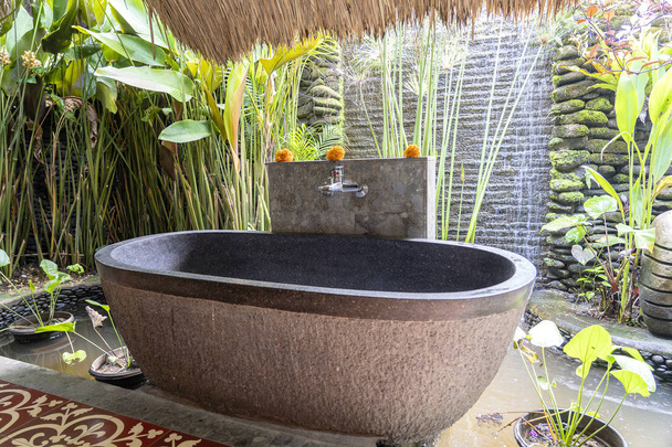 Romantic outdoor stone bathroom in island Bali, Indonesia - Foto, Bild