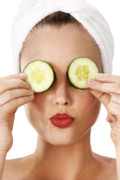 Spa: Young Woman With Cucumbers on Eyes - Foto, Imagen