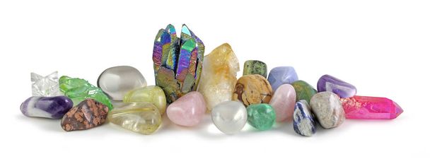 Ряд разноцветных кристаллов исцеления Фон - Rainbow Aura Quartz и Citrine окружены различными камнями исцеления и завершены кварц с пространством для копирования
 - Фото, изображение