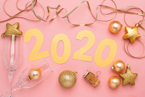 新年のシンボル、数字2020はピンクの紙の背景に金紙を切り取ります。新年またはクリスマスのコンセプト. - 写真・画像
