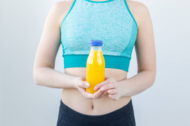 Estilo de vida saudável, dieta e vitaminas - Close-up de mulher fitness com suco
. - Foto, Imagem