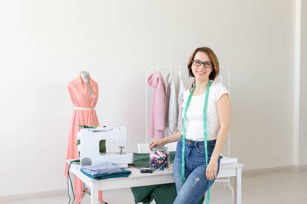 Dressmaker, créateur de mode et concept tailleur - Portrait de jeune femme couturière
 - Photo, image