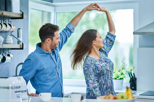 Ενήλικο ζευγάρι που χορεύει στην κουζίνα - Φωτογραφία, εικόνα