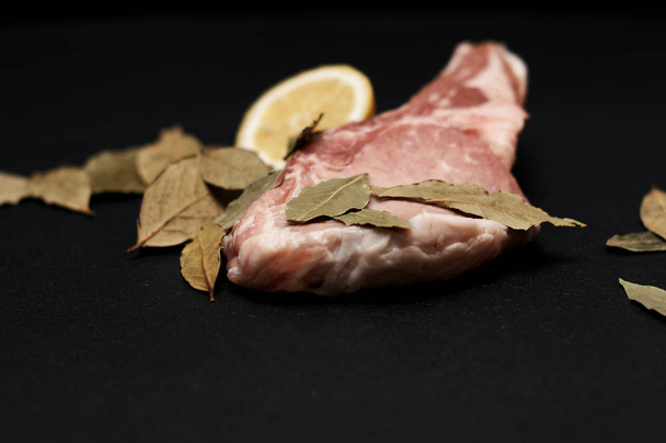 Marinating beef steak with lemon and bay leaves - Fotoğraf, Görsel