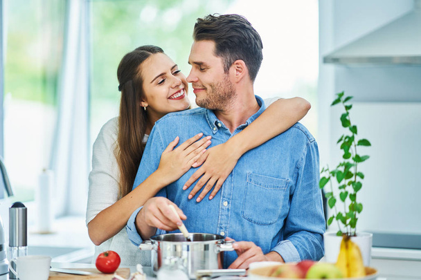 coppia adulta cucinare insieme a casa - Foto, immagini