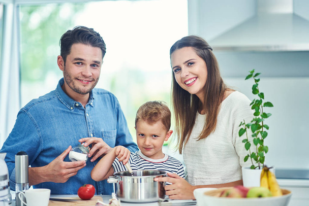 Les jeunes familles passent du temps ensemble dans la cuisine
 - Photo, image