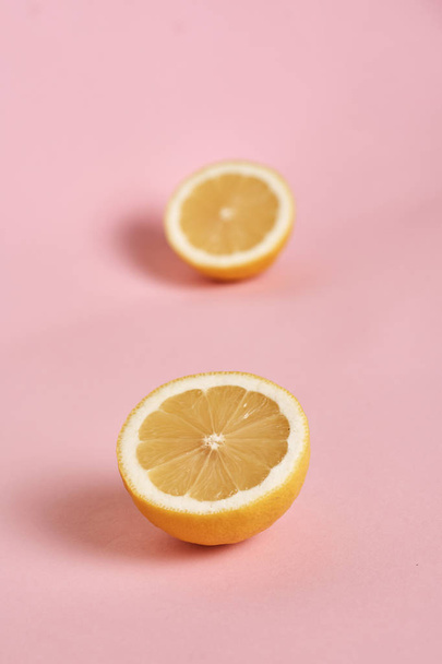 Fresh Lemon Slices on pink background       - Foto, Bild