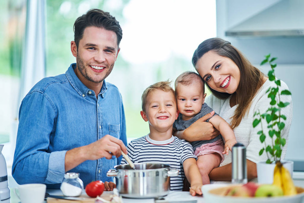 若い家族は台所で一緒に時間を過ごす - 写真・画像