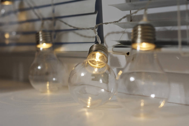минималистичные обои, композиция с лампочками на подоконнике
  - Фото, изображение