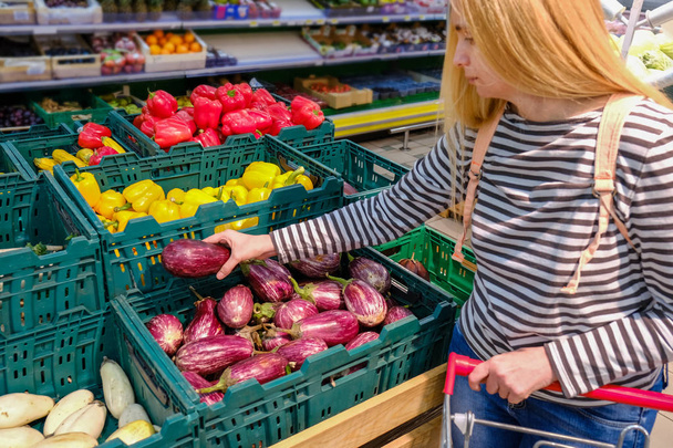 nainen hedelmät supermarket kunto 50 plus vihannekset toimenpide kori ostoksia trolly punainen tuote ostaa katukauppa
 - Valokuva, kuva