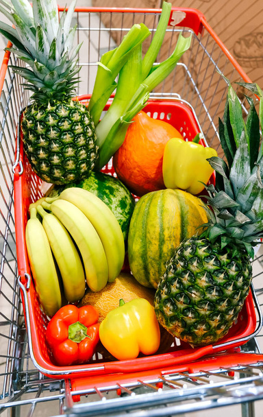 femme fruits supermarché fitness 50 plus légumes mesurer panier shopping trolly rouge article acheter marché de rue
 - Photo, image