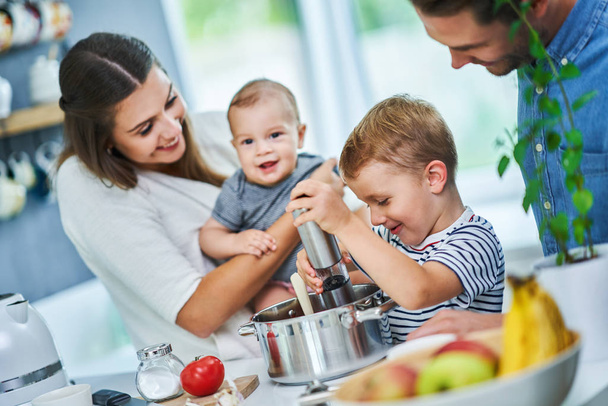 junge Familie verbringt Zeit zusammen in der Küche - Foto, Bild