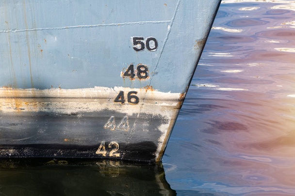 船体上の古い船の草案、スケール番号。ウォーターラインとボトムキール間の距離. - 写真・画像