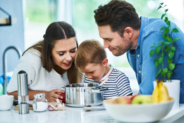 Les jeunes familles passent du temps ensemble dans la cuisine
 - Photo, image