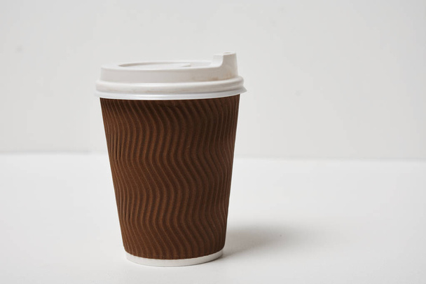 крупним планом одноразова чашка кави на білому тлі
 - Фото, зображення