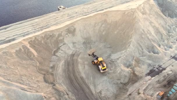 Großer schwerer Radlader lädt Sand in Kipper in Sandgrube. Konzept für schwere industrielle Maschinen - Filmmaterial, Video
