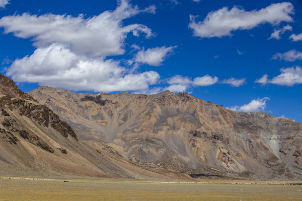 Himalayan mountain landscape along Leh to Manali highway. Majestic rocky mountains in Indian Himalayas, India - Foto, afbeelding