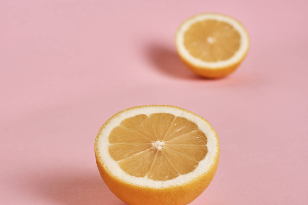 close-up view of fresh lemon slices on pink background         - Zdjęcie, obraz