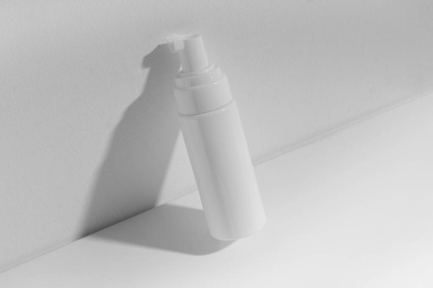 美容スパ医療スキンケアと化粧品ローションボトルクリームスプレー包装製品は、医師の健康科学の概念と白い装飾の背景に - 写真・画像