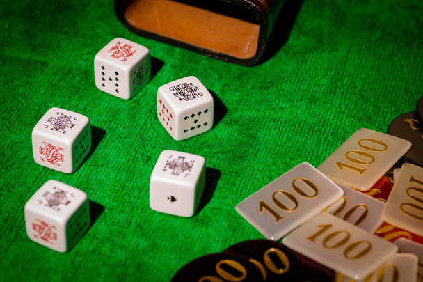 Het dobbelspel op de groene tafel - Foto, afbeelding